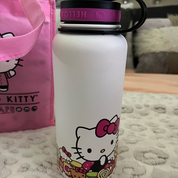 Hello kitty cafe truck brand new from 2017 - Picture 7 of 12